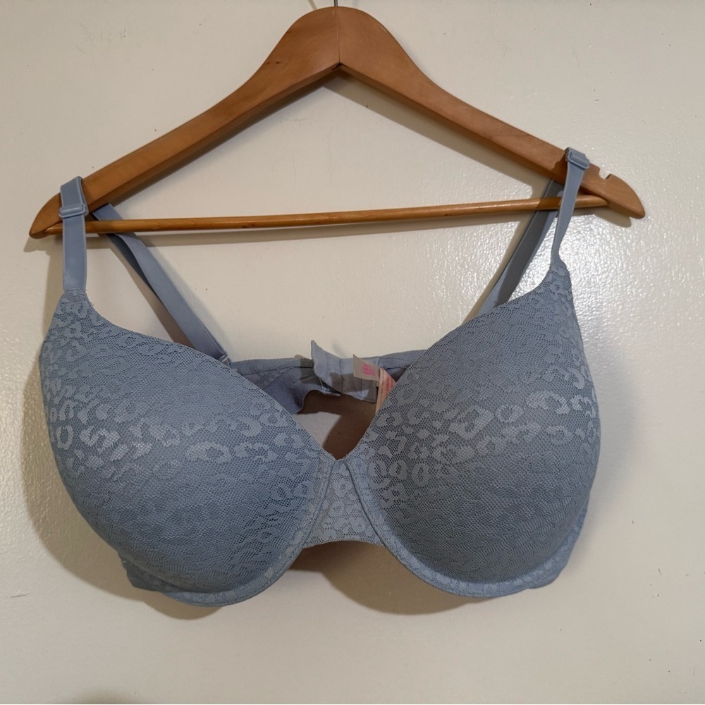 PINK Victoria's Secret Wear everywhere tshirt lightly lined Blue Lace Bra 36DDD